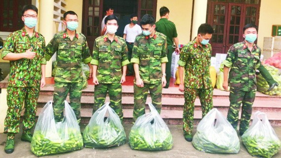 在野戰中心，民眾送來蔬菜、水果為參加抗疫的部隊接力。
