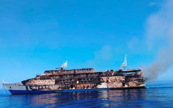 印尼客船“卡里亞‧英達”號在馬魯古海發生大火燒毀。（圖源：路透社）