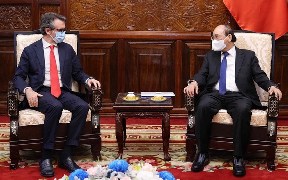 國家主席阮春福（右）接見歐盟駐越南大使喬治‧阿利伯蒂。（圖源：越通社）
