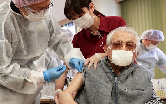 醫務人員為一名老人接種新冠疫苗。（圖源：越通社）