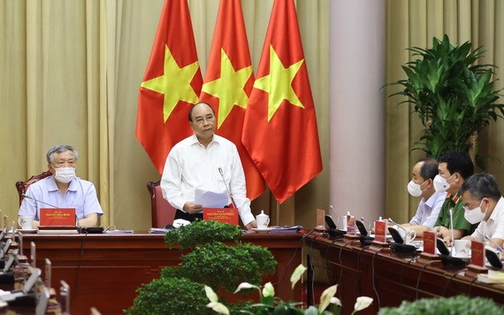 國家主席阮春福（右二）主持會議並發表講話。（圖源：越通社）