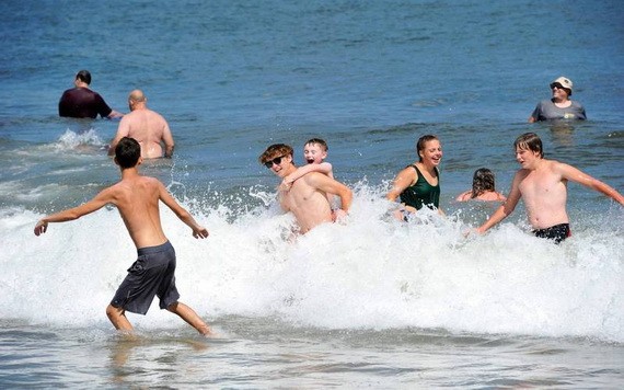 美國西部溫度創新高，不少民眾都去海灘避暑。（圖源：AFP）