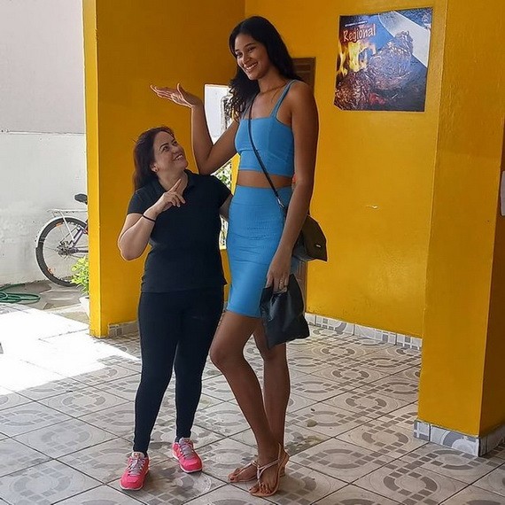 身高207公分的巴西女模特兒ElisaneSilva。（圖源：互聯網）