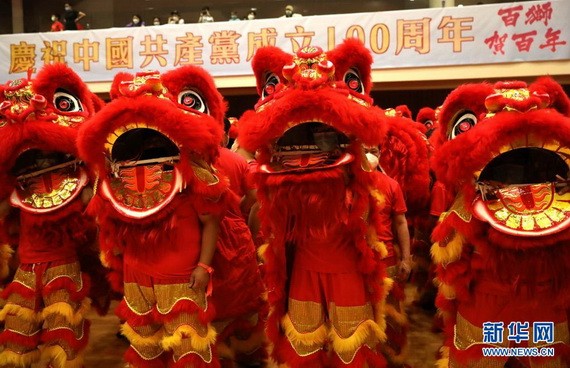 6月20日，香港市民在舞獅慶賀。（圖源：新華社）