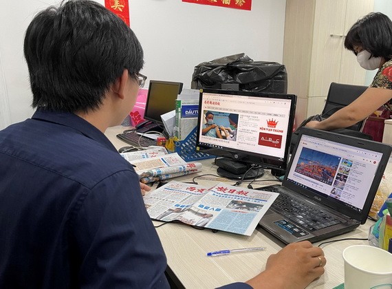 讀者通過華文《西貢解放日報》網報了解新聞。