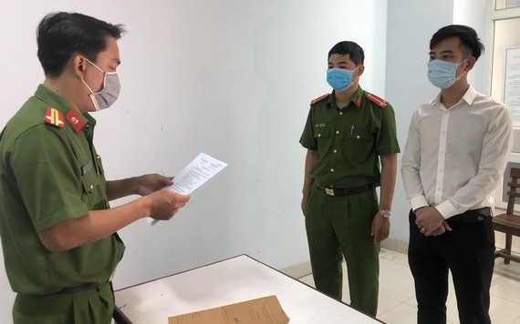 警方向Amida公司經理阮光仲（白衣）宣讀起訴令。（圖源：VGP）