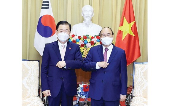 國家主席阮春福（右）接見韓國外交部長鄭義溶。（圖源：曰鐘）