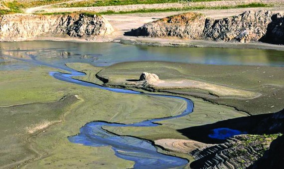 美加州遭遇乾旱天氣聖蓋博水庫乾涸見底。（圖源：互聯網）