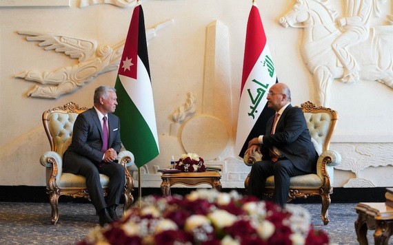 伊拉克總統巴爾哈姆‧薩利赫（右）會見約旦國王阿卜杜拉二世。（圖源：AP）