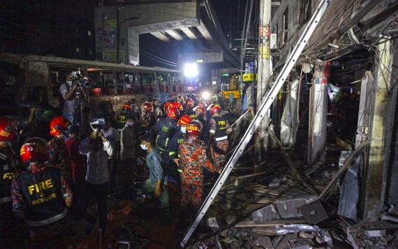 6月27日，在孟加拉國首都達卡，救援人員在建築爆炸現場搜尋倖存者。（圖源：新華社）