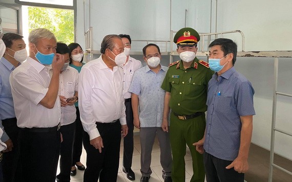 政府常務副總理張和平（前左二）親往視察同奈省3號野戰醫院。（圖源：衛生部）