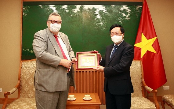 政府副總理范平明（右）向任期屆滿前來辭行的芬蘭駐越南大使卡麗‧卡希洛托贈送紀念品。（圖源：VGP）