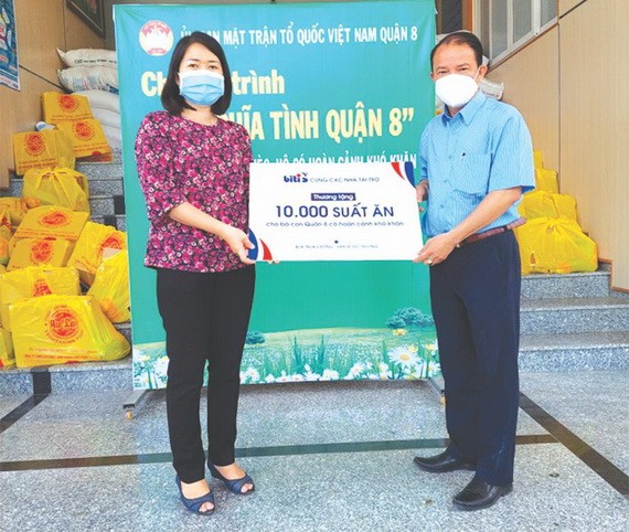 平仙公司代表將１萬份零元午餐交給 第八郡越南祖國陣線委員會。