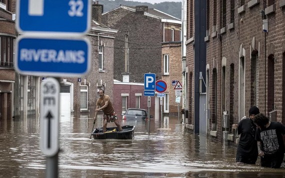 7月16日，在比利時列日，一名男子在洪水過後劃船沿著住宅街道行駛。（圖源：AP）