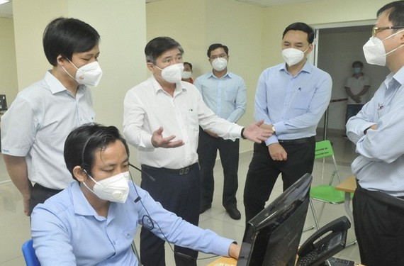 市人委會主席阮成鋒（左三）視察光中軟件公園的115急救中心總台運作。（圖源：高昇）