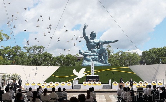 長崎原子彈爆炸死難者悼念暨和平祈願儀式現場。（圖源：共同社）