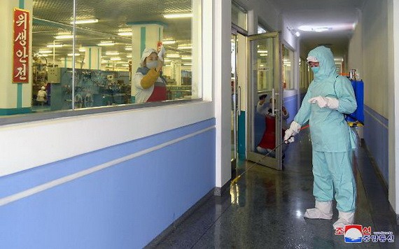 2021年1月，在平壤牙科衛生用品工廠，防疫人員正在進行預防性消殺作業。 （圖源：朝中社）