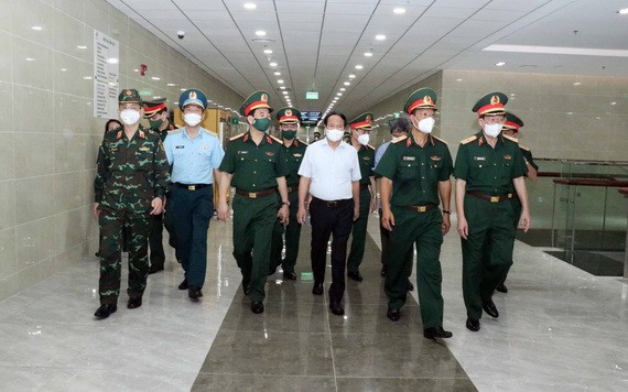 政府副總理黎文成（白衣）與工作團前往視察175軍醫醫院的新冠肺炎疫情防控工作。（圖源：院方提供）