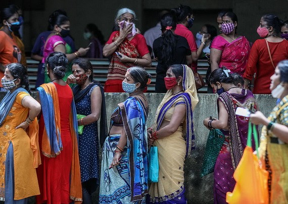 當地時間2021年9月17日，印度孟買，印度婦女在一次特殊的婦女大規模疫苗接種活動中排隊等待注射新冠疫苗。 （圖源：澎湃影像）