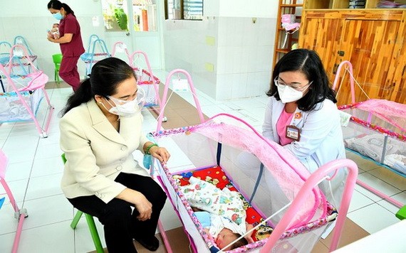 市人民議會主席阮氏麗和雄王醫院經理黃氏艷雪在H.O.P.E中心探望新生兒。