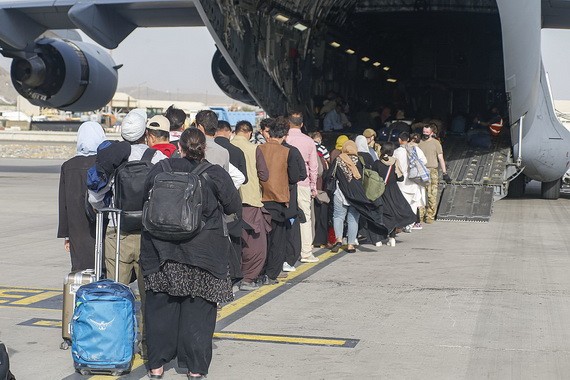 圖為 8月18日，阿富汗喀布爾國際機場撤離期間，撤離人員有秩序地登上美軍一架波音C-17環球霸王III撤離。（圖源：Getty Images）