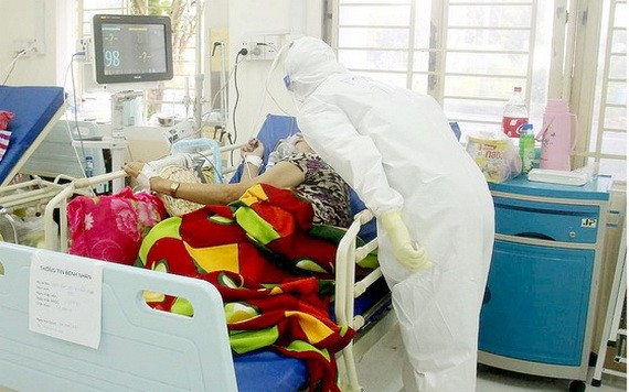 阮紅旗在4號新冠肺炎野戰醫院照顧一名患者。