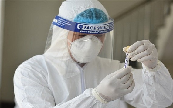 醫護人員取樣做新冠病毒RT-PCR核酸檢測。（圖源：LĐO）