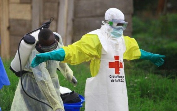 醫護人員在沖洗埃博拉防護裝備。（圖源：互聯網）