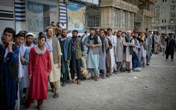 在銀行前排隊等待的阿富汗人。（圖源：互聯網）
