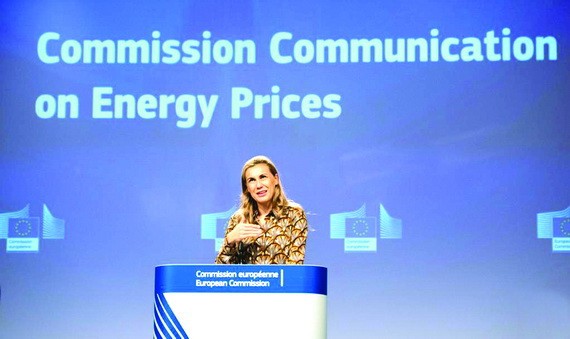 負責能源事務的歐盟委員卡德麗‧西姆松就能源價格舉行新聞發佈會。（圖源：EU）