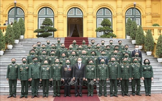 國家主席阮春福同退休軍人企業家代表團在主席府前合影留念。（圖源：越通社）