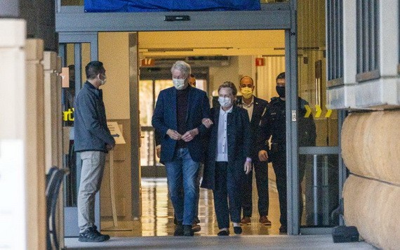 當地時間17日，75歲的美國前總統比爾‧克林頓在妻子希拉里陪伴下，從加州一家醫院出院。（圖源：AP） 