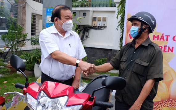 市勞動與榮軍社會廳廳長黎明晉向阮文熱贈送摩托車。