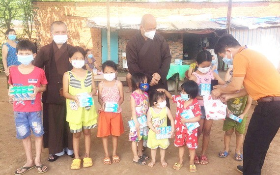 同奈省展邦縣農民協會與圓覺寺配合，向就河鄉兒童贈送奶品和服務線上學習的設備。