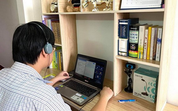 黎貴惇高中學校的學生正在線上學習。