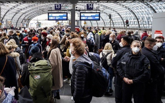 乘客在德國首都柏林的主火車站月台上候車。（圖源：新華社）