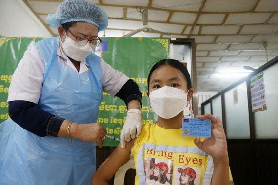 一名兒童在柬埔寨金邊接種新冠疫苗。（圖源：新華社）