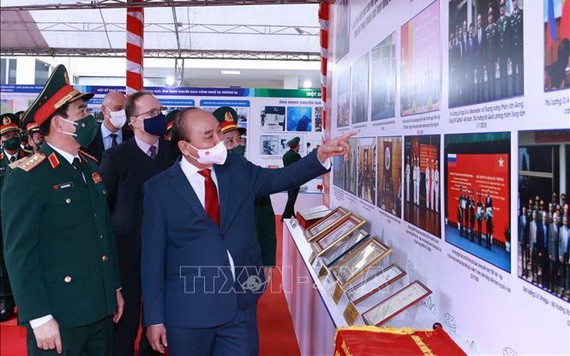 國家主席阮春福參觀越-俄熱帶中心圖片展。（圖源：越通社）