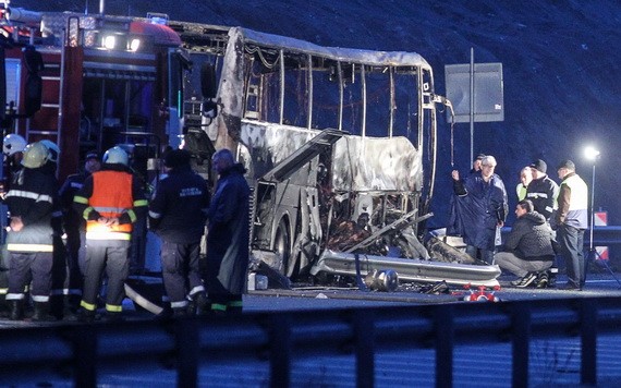 保加利亞一輛大型巴士在高速公路起火，至少46人死亡。（圖源：路透社）