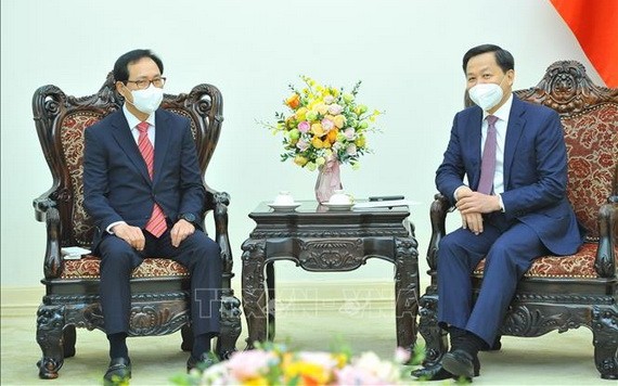 政府副總理黎明概（右）接見越南三星組合總經理崔周湖。（圖：越通社）