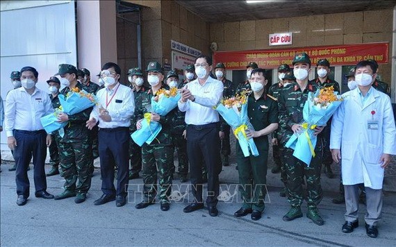 芹苴市全科醫院領導迎接國防部後勤總局第354號軍醫院派來協助防控疫情的醫護隊伍。（圖：越通社）