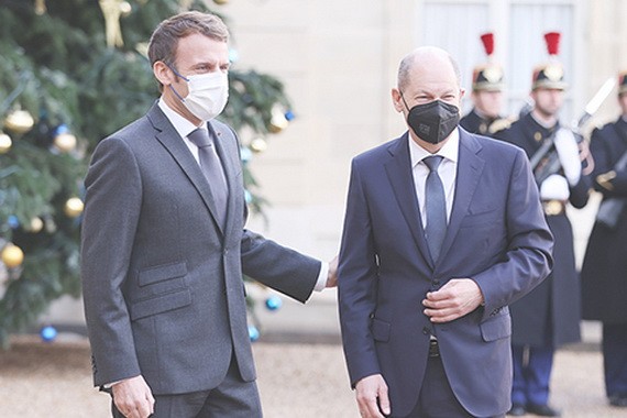 當地時間12月10日，法國總統馬克龍（左）在巴黎的總統府愛麗舍迎接來訪的德國總理朔爾茨。（圖：新華社）