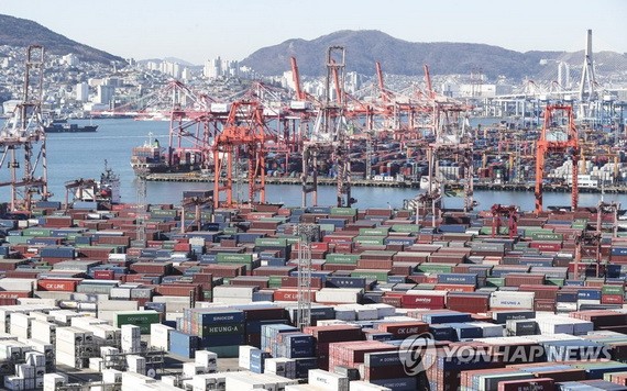 12月13日，在釜山港神仙台碼頭和戡蠻碼頭，進出口集裝箱鱗次櫛比，一派繁忙景象。（圖：韓聯社）
