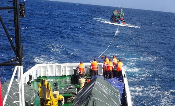 救援船將遇險的船魚拖帶至岸邊碼頭。（示意圖：越通社）