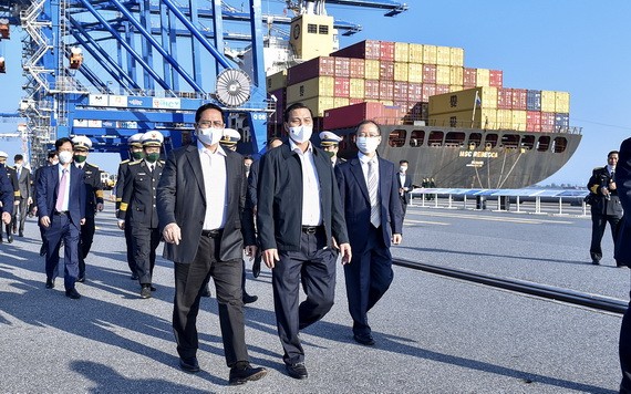 政府總理范明政（前左）親往視察海防市樂縣國際集裝箱港。（圖：VGP）