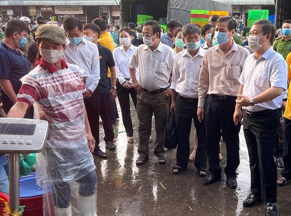 市人委會領導團在平田集散市場檢查食品安全和防疫工作。