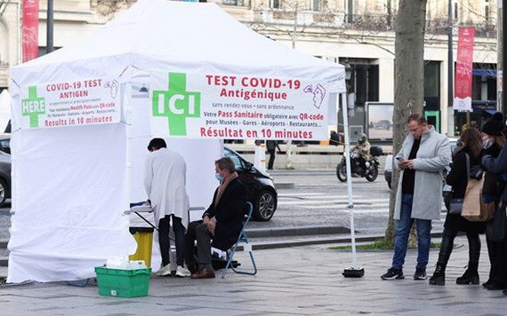 人們在法國巴黎一處新冠病毒檢測點排隊等待檢測。（圖：新華社）