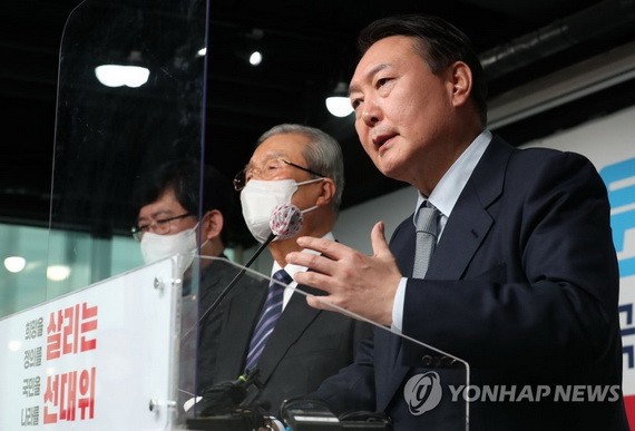 1月2日，在汝矣島，韓國最大在野黨國民力量總統候選人尹錫悅（右）發佈公約。 （圖：韓聯社）