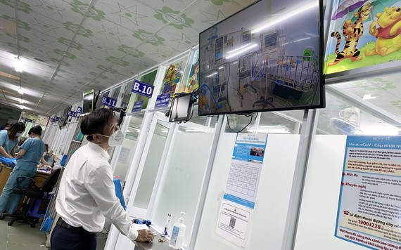 市第一兒童醫院新冠肺炎專科主任馮阮世原醫生通過屏幕監視患者病況。
