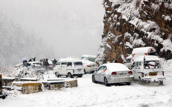 這是1月8日拍攝的巴基斯坦北部度假勝地穆里山區的雪災現場。（圖：新華社）